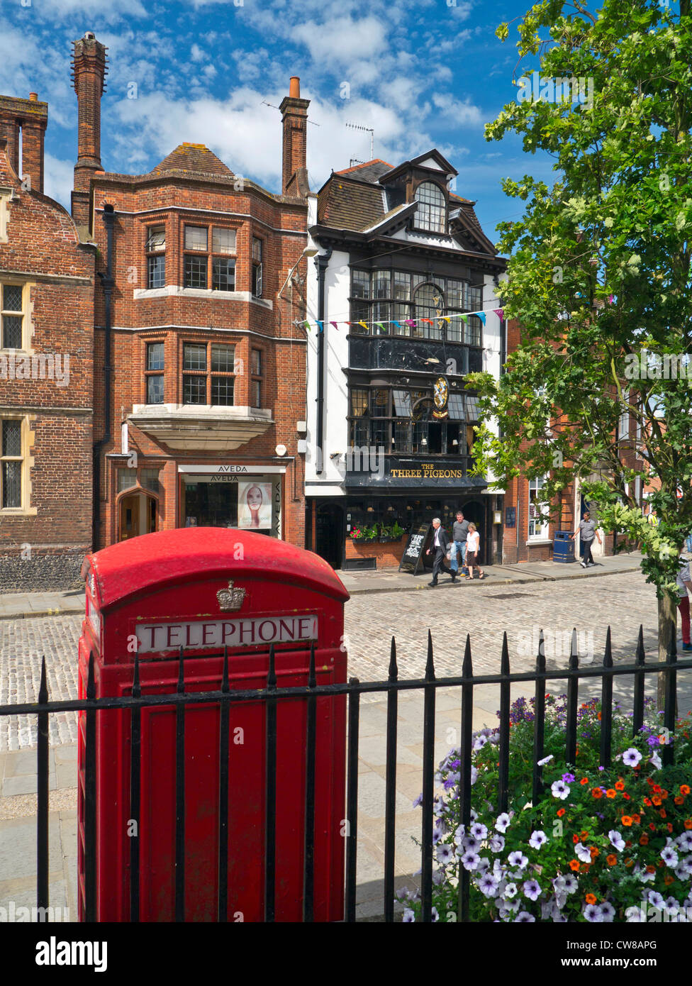 High Street Guildford avec téléphone rouge traditionnel fort et historique Trois Pidgeons public house derrière Guildford Surrey UK Banque D'Images