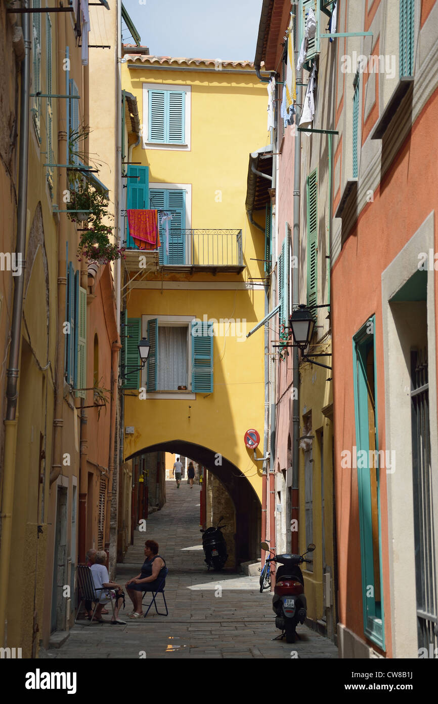 Ruelle de la vieille ville, Villefranche-sur-Mer, Côte d'Azur, Alpes-Maritimes, Provence-Alpes-Côte d'Azur, France Banque D'Images