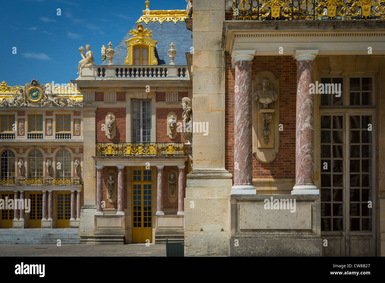 Les détails architecturaux à l'extérieur du palais royal de Versailles Paris, France Banque D'Images