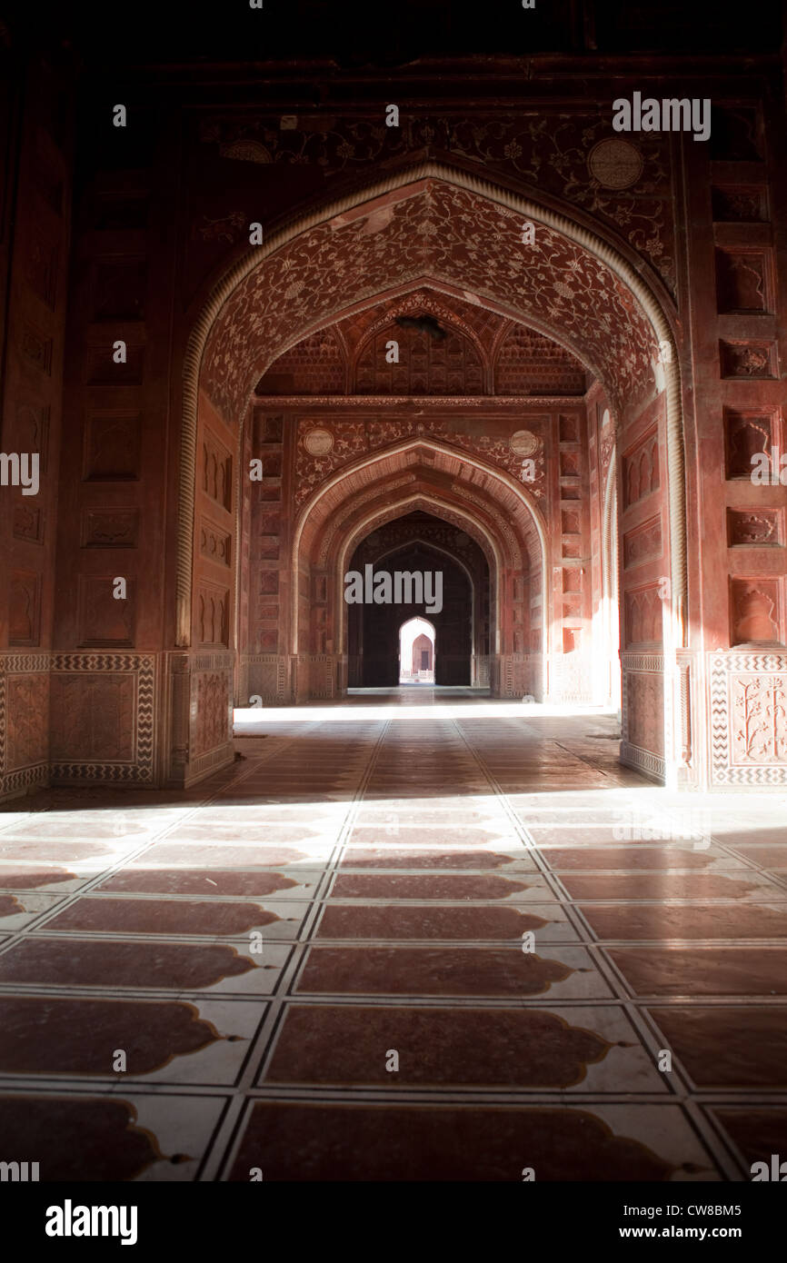 Arcades de l'intérieur de la mosquée du Taj Mahal Banque D'Images