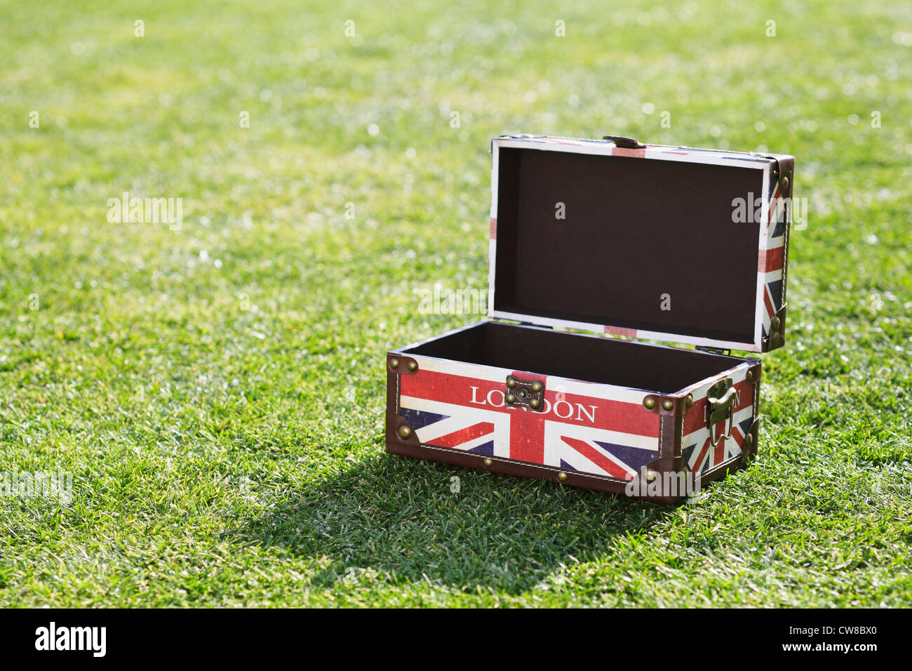 Drapeau britannique Briefcase On Grassy Field Banque D'Images