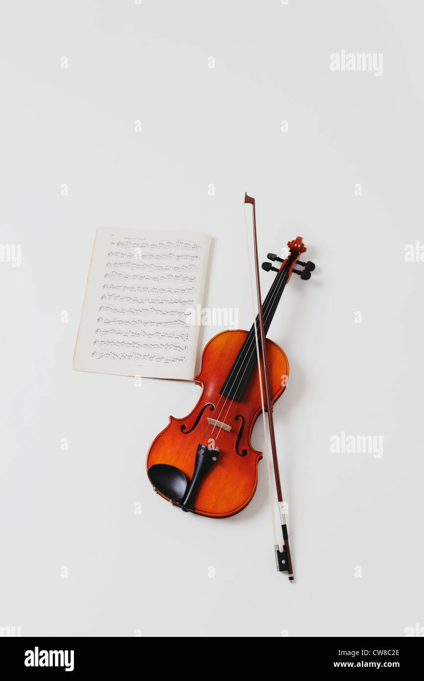 Violon, Arc et partitions Banque D'Images