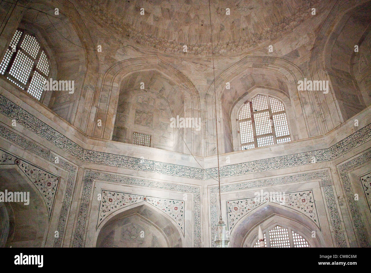 Détail de l'intérieur du Taj Mahal plafond en dôme Banque D'Images
