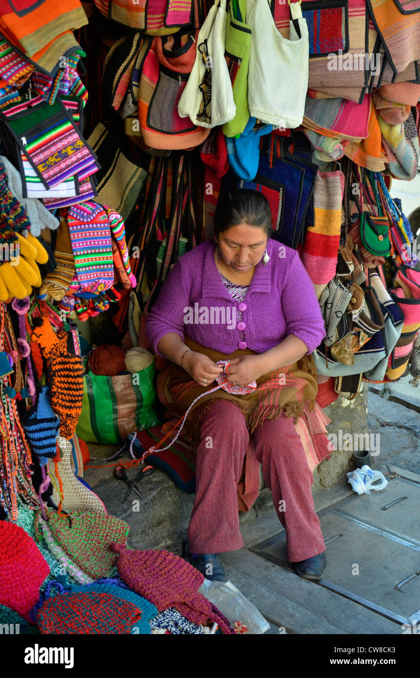 Pour travaux manuels traditionnels par femme indienne, La Paz, Bolivie Banque D'Images