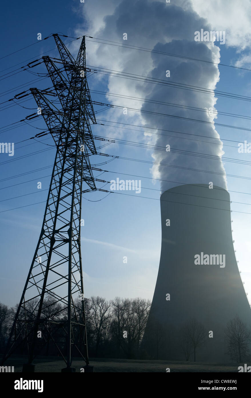 Centrale de charbon avec de la fumée et des nuages de vapeur dans le rétro-éclairage Banque D'Images