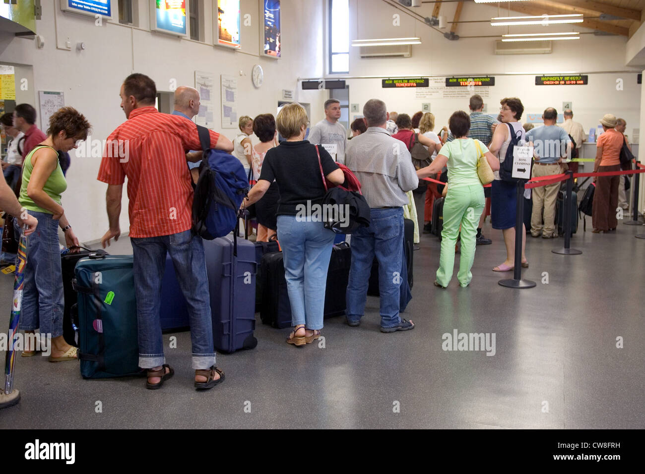 Baden-Baden, Baden-Airpark voyageurs à l'aéroport en attente de dédouanement Banque D'Images