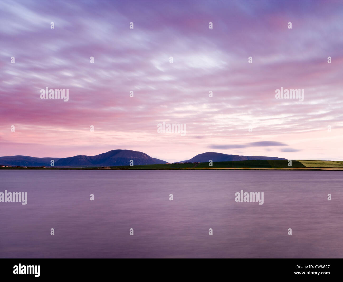 Ciel du soir sur le Loch Stenness vers les collines de Hoy, Orkney, Scotland, UK. Banque D'Images