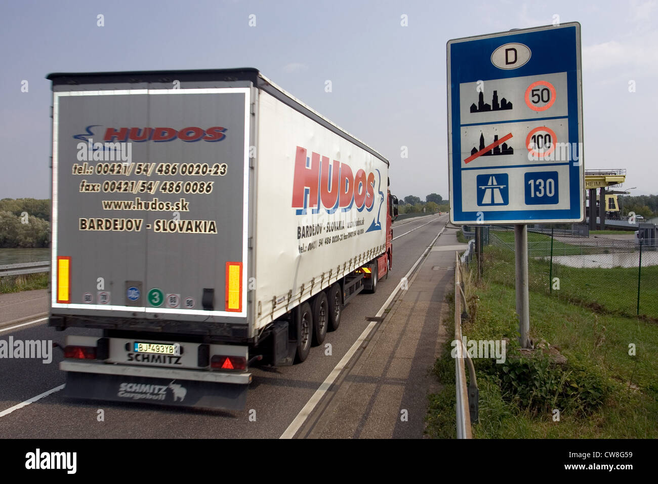Iffezheim signe sur les règles de circulation en Allemagne dans la zone frontalière Banque D'Images