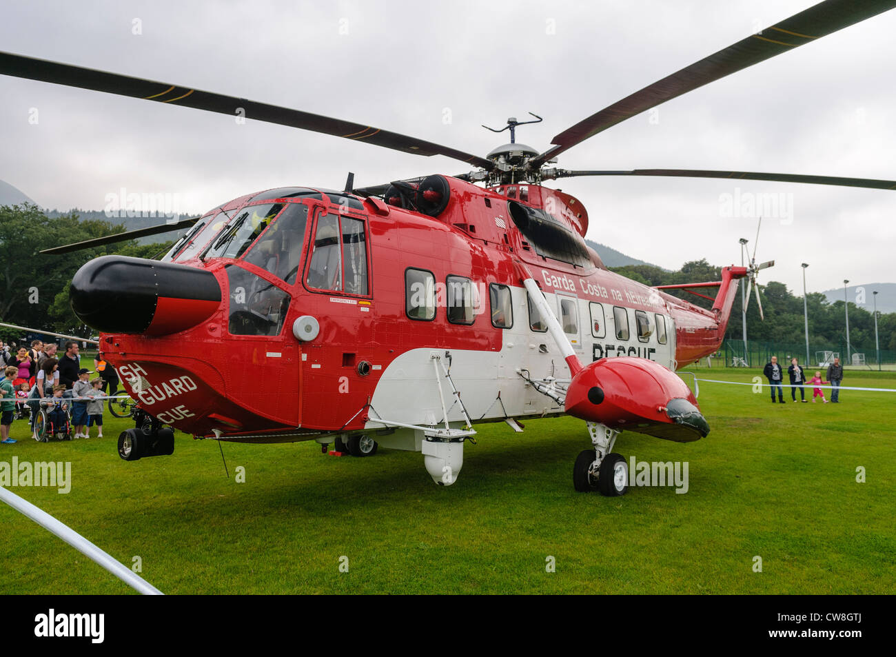 De garde-côtes irlandais Sigorsky S-61N a atterri dans un champ Banque D'Images