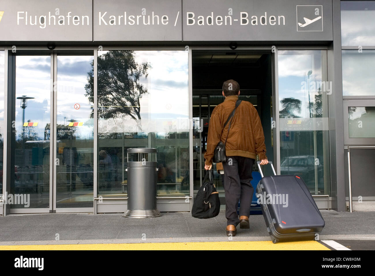 Baden-Baden, voyageurs entrant dans l'aéroport de Karlsruhe / Baden-Baden Banque D'Images