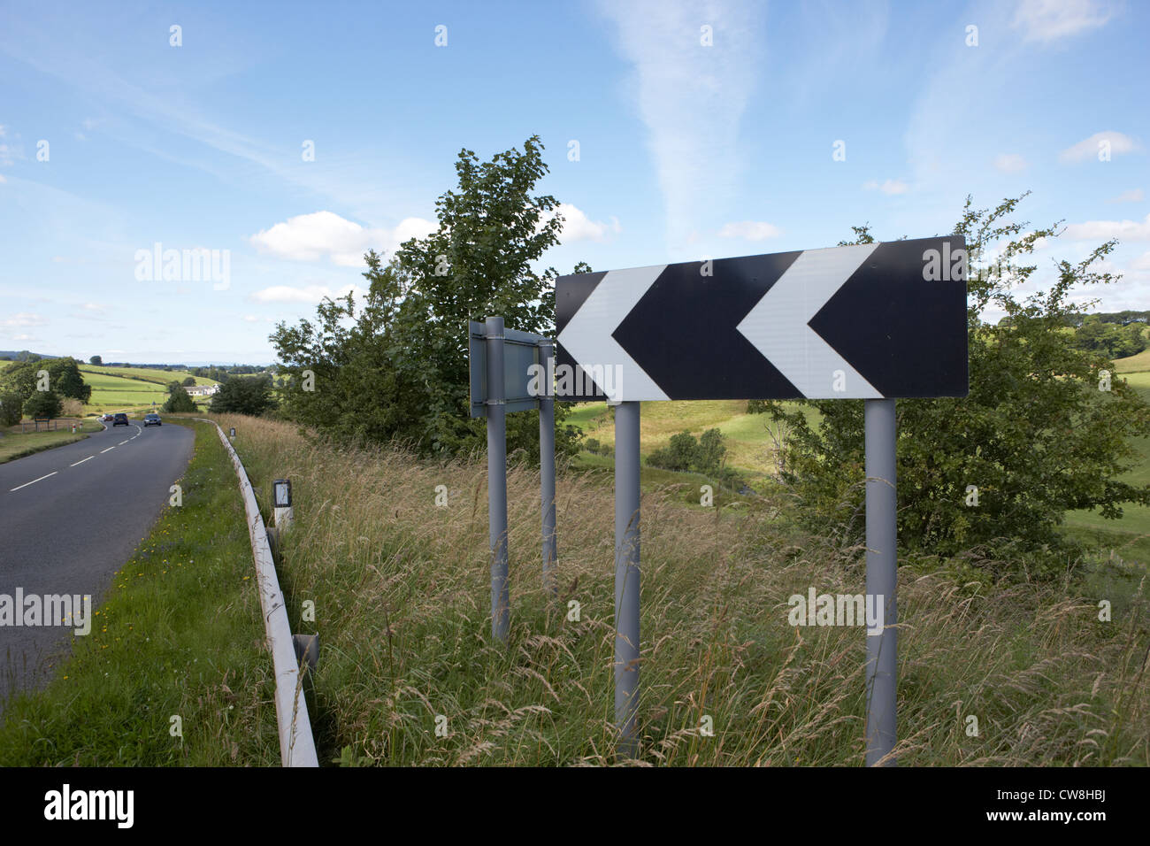 Brusque virage roadsign sur a71 à chaussée unique à travers la vallée d'Irvine ecosse uk united kingdom Banque D'Images