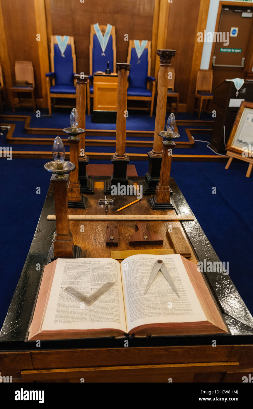 King James Bible sur un autel maçonnique avec une équerre et compas sur un autel dans une chambre de l'artisanat Banque D'Images