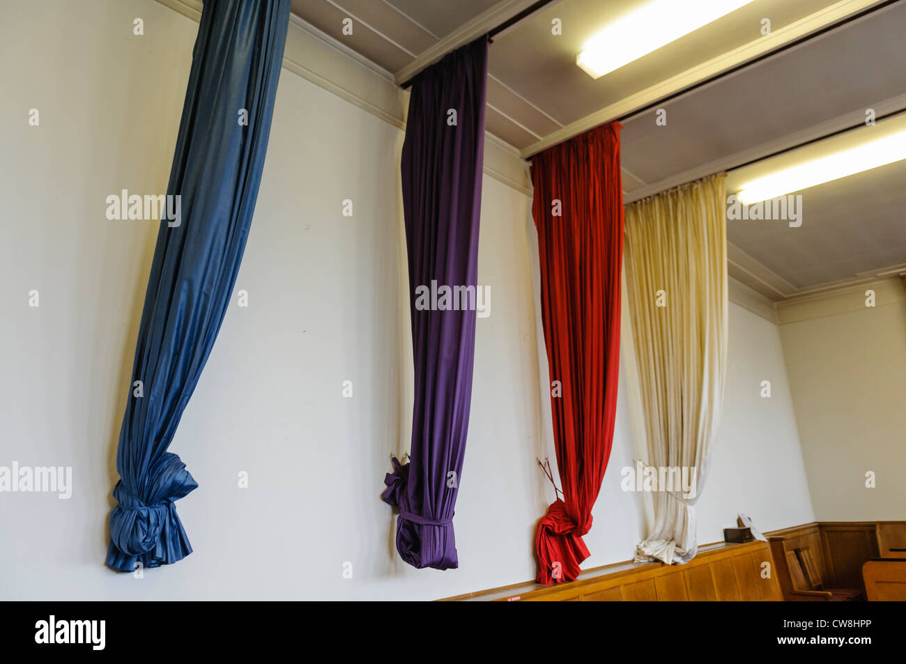 Bleu, violet, rouge et blanc voiles dans un Masonic Hall en vertu de la Constitution irlandaise Banque D'Images