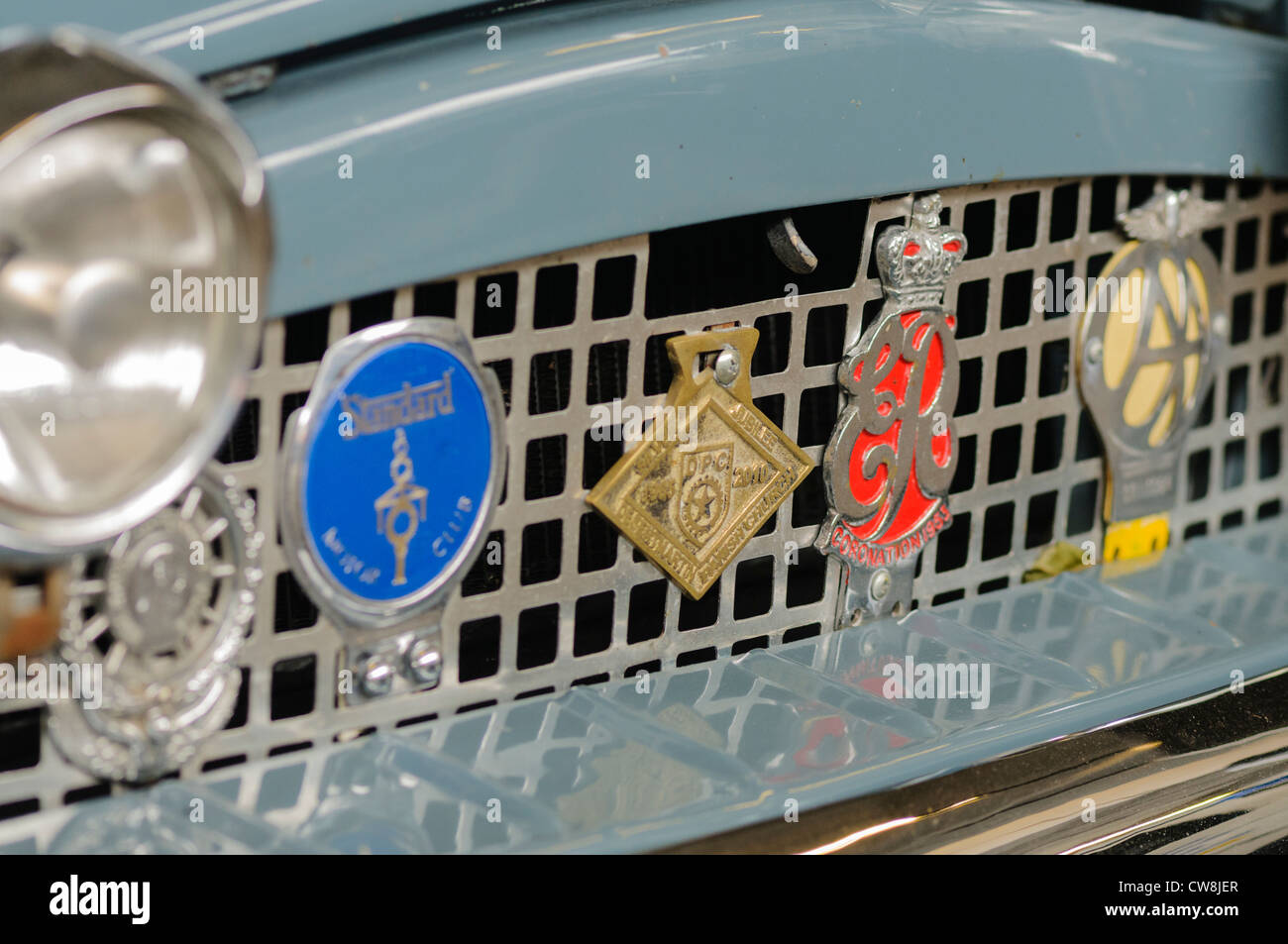 Vieille voiture badge sur une voiture d'époque, y compris une Automobile Association badge Banque D'Images
