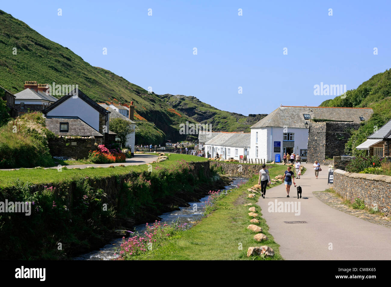 La rivière qui coule jusqu'au port de la Cornish hills à Cornwall Wadebridge Banque D'Images