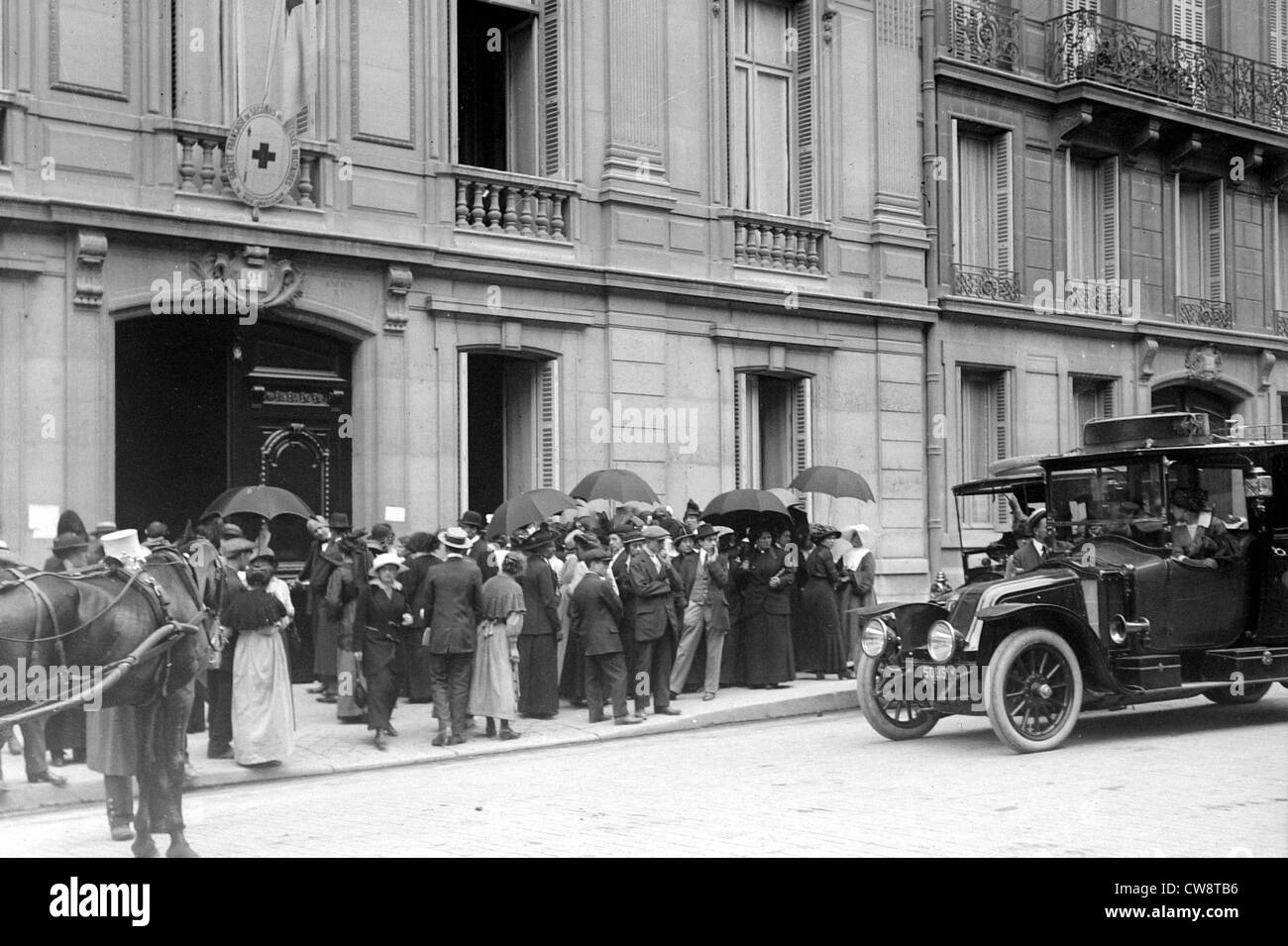 Paris, des femmes de se joindre à la Croix-Rouge Banque D'Images