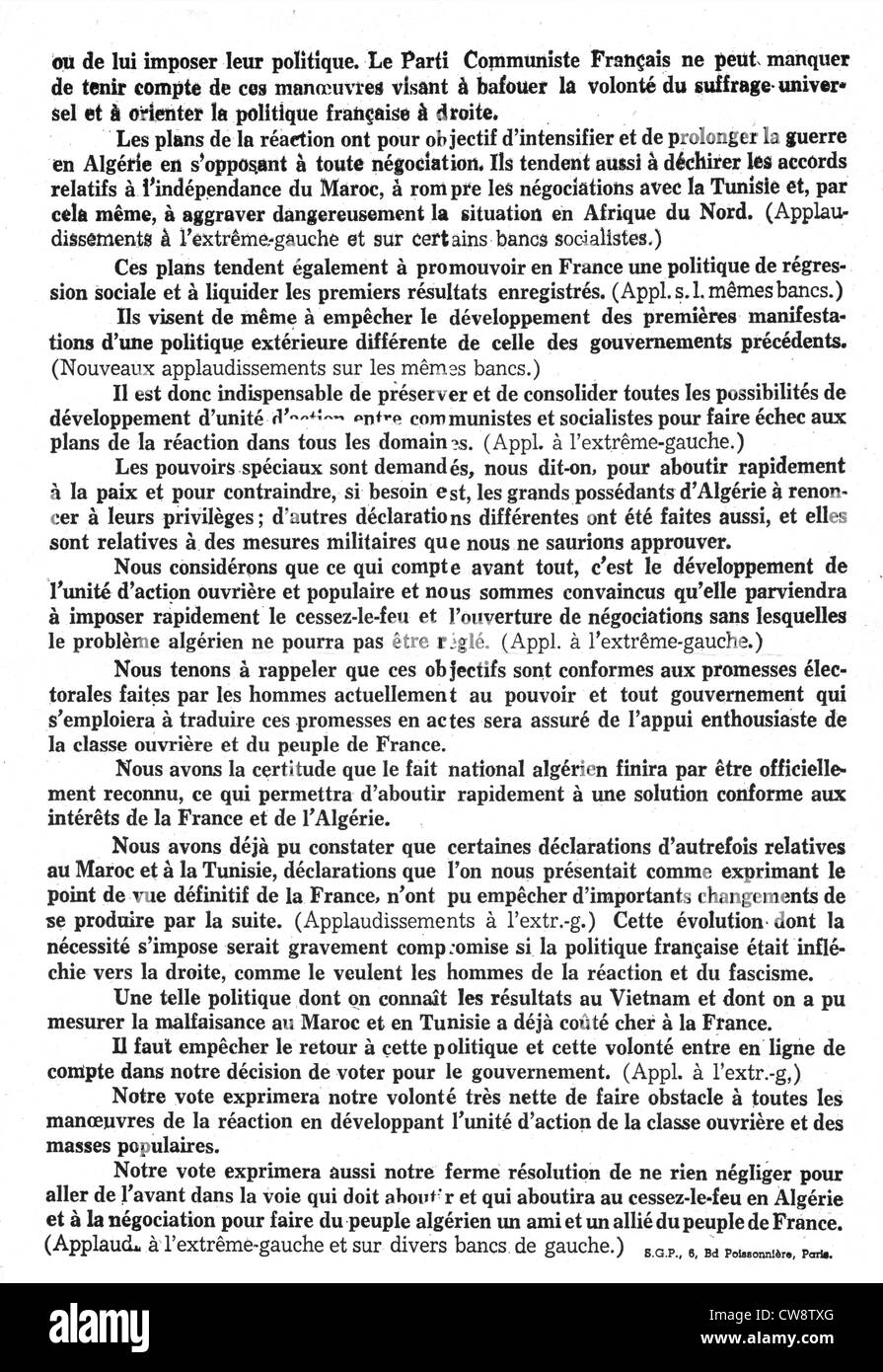 Parti communiste français tract communiste expliquant voter en faveur du gouvernement... Banque D'Images