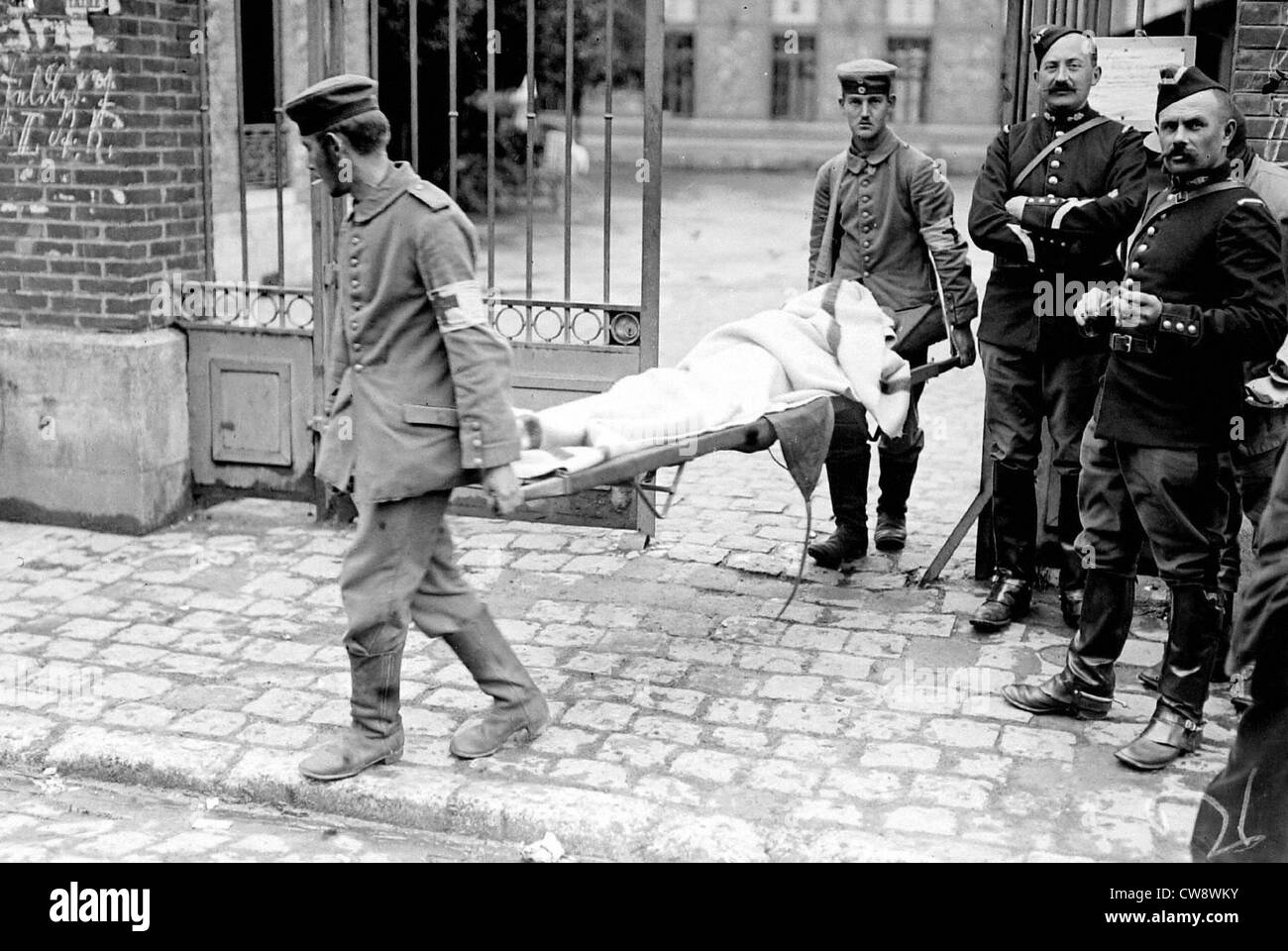 Le transport d'un blessé allemand à Lizy-s/Ourcq Banque D'Images