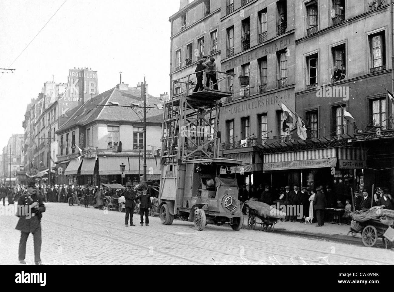 Bombardement de Paris, foule sur faubourg Saint-Antoine Banque D'Images