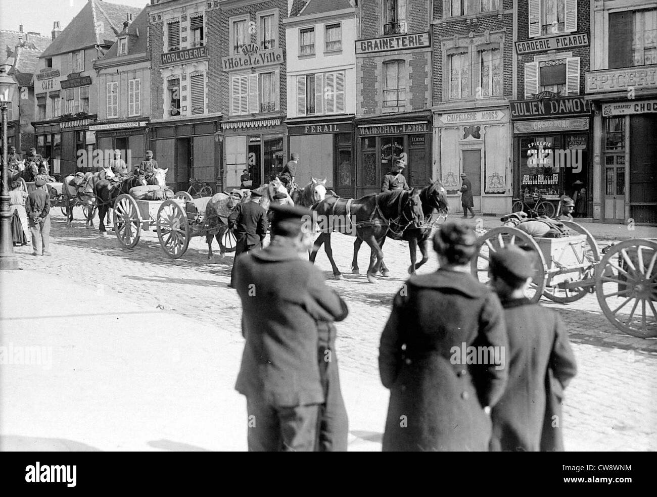 Bombardement de Paris, foule sur faubourg Saint-Antoine Banque D'Images