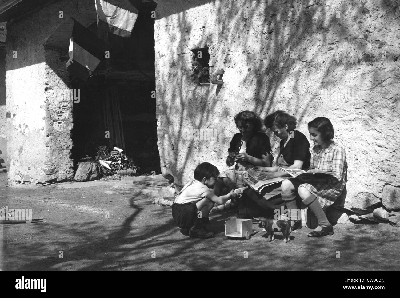 Après la libération drapeau français s'affiche de nouveau sur cette façade chalet (août 1944) Banque D'Images