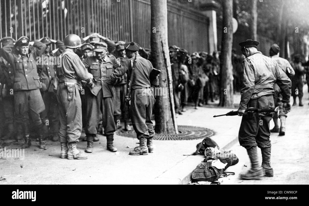 Abandon de l'unité allemande à la libération de Paris, près de Jardin du Luxembourg (août 1944) Banque D'Images