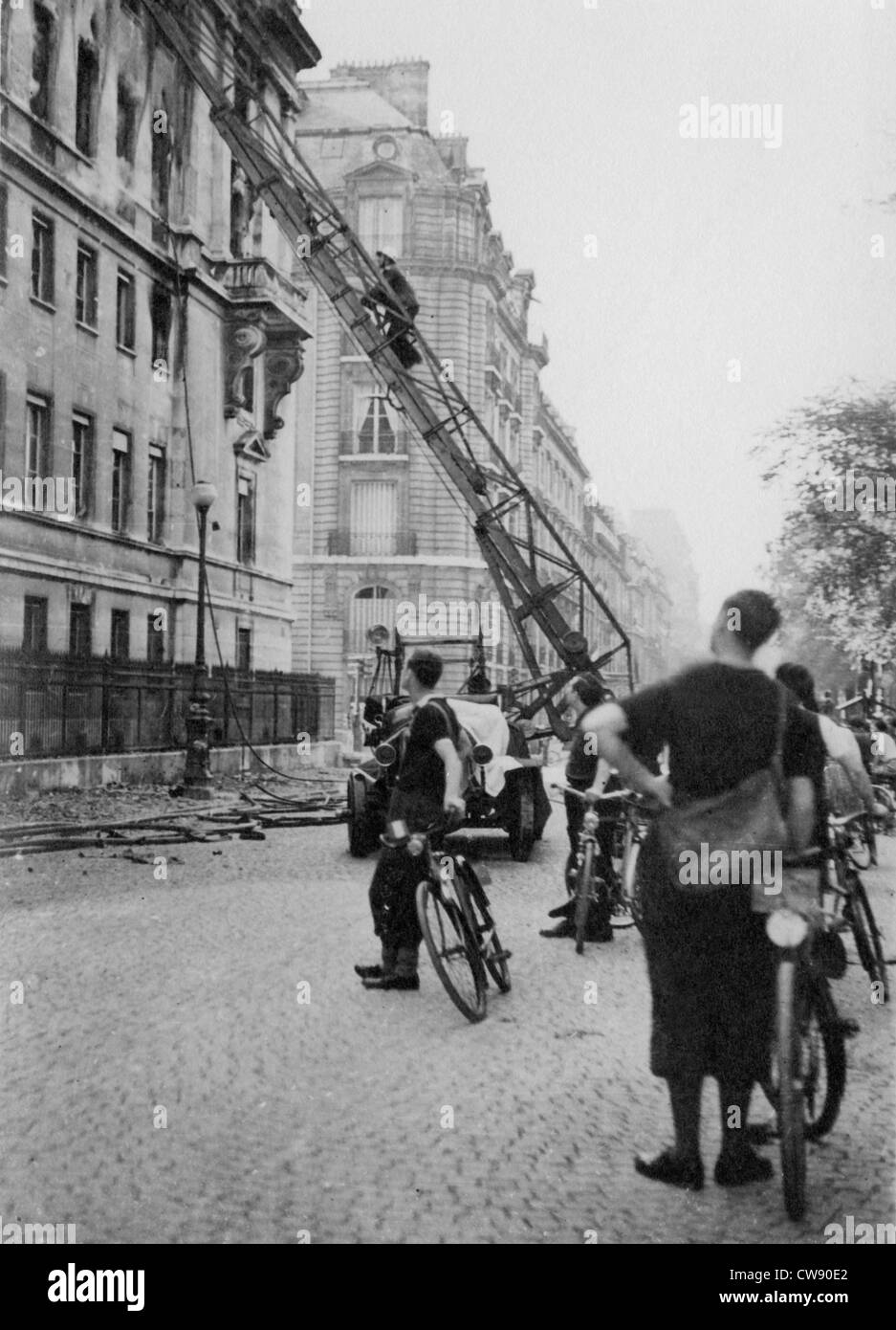 Lutte contre l'incendie Les pompiers au ministère des Affaires étrangères à Paris à la libération (août 1944) Banque D'Images