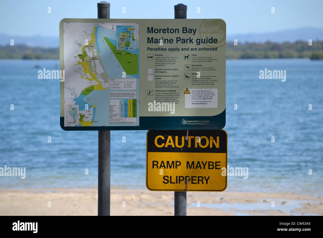 Rampe de signalisation sur Bribie Island, plage de Banksia, Queensland, Australie Banque D'Images