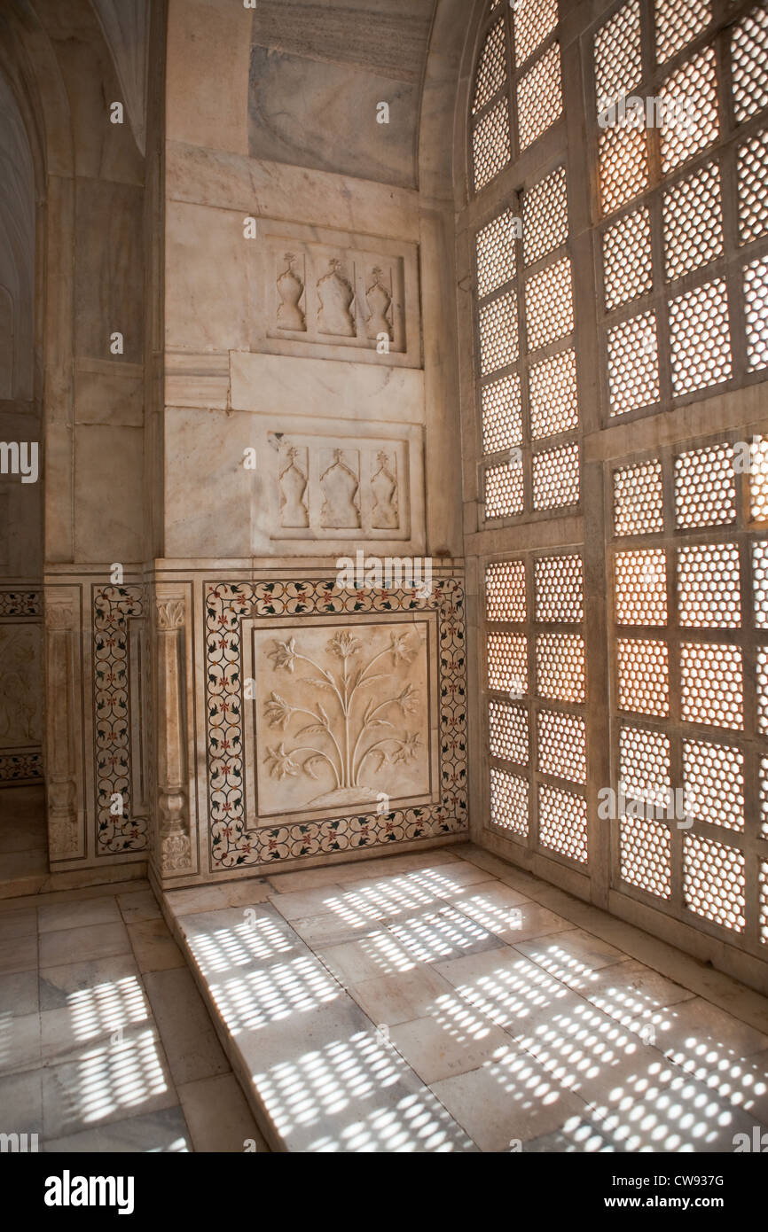 Treillis intérieur du Mausolée du Taj Mahal Banque D'Images