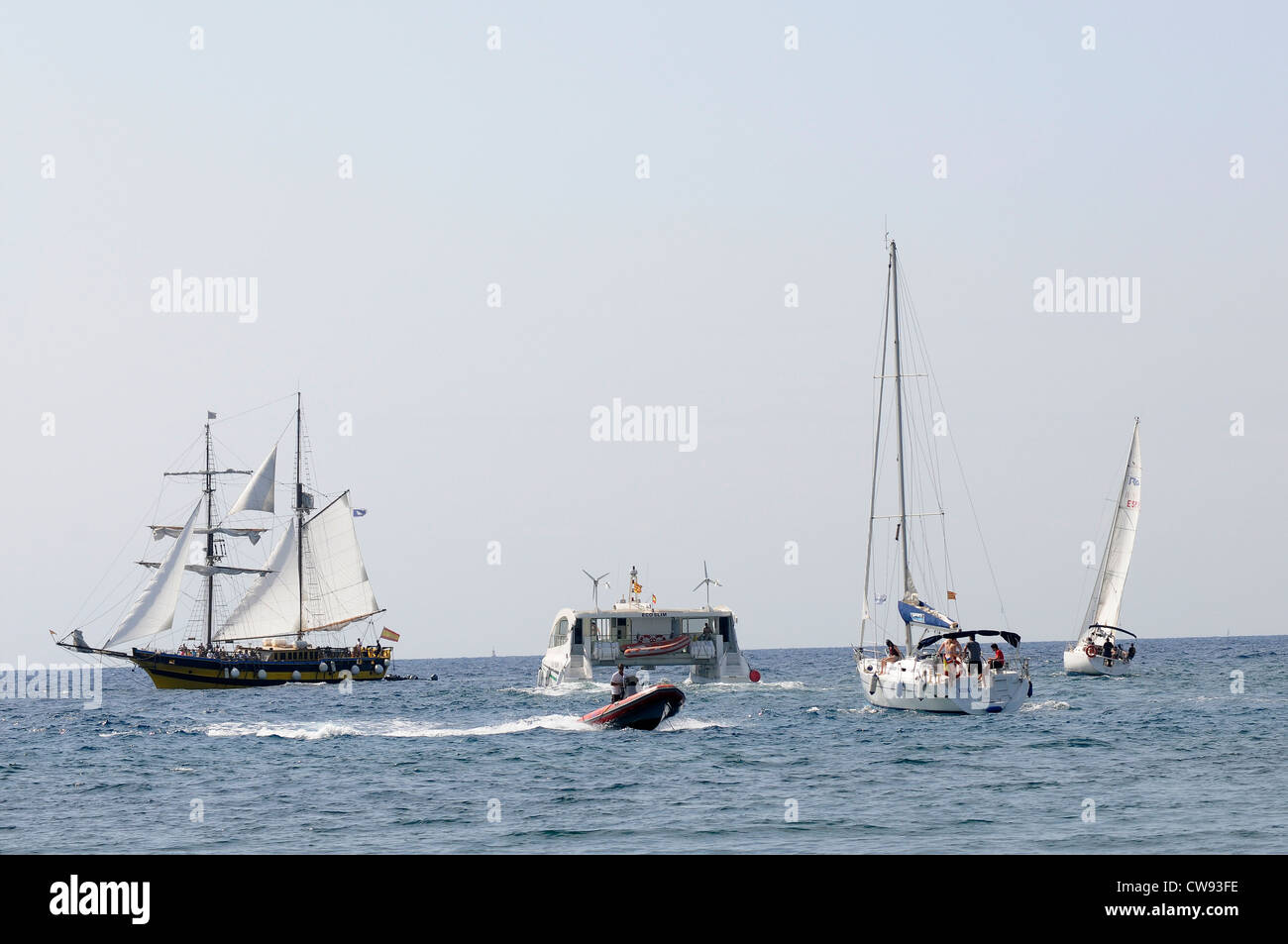 Différents types de bateaux voilier voiliers canoës sur la Méditerranée Banque D'Images