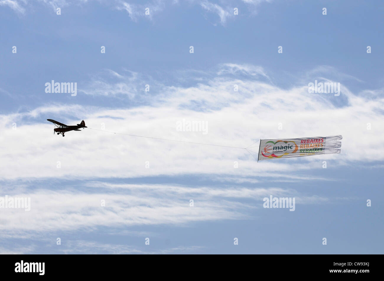 Drapeau publicitaire sur un avion writed sur rebaixes Magic Badalona , vous pouvez supprimer le texte de l'indicateur et le remplacer Banque D'Images