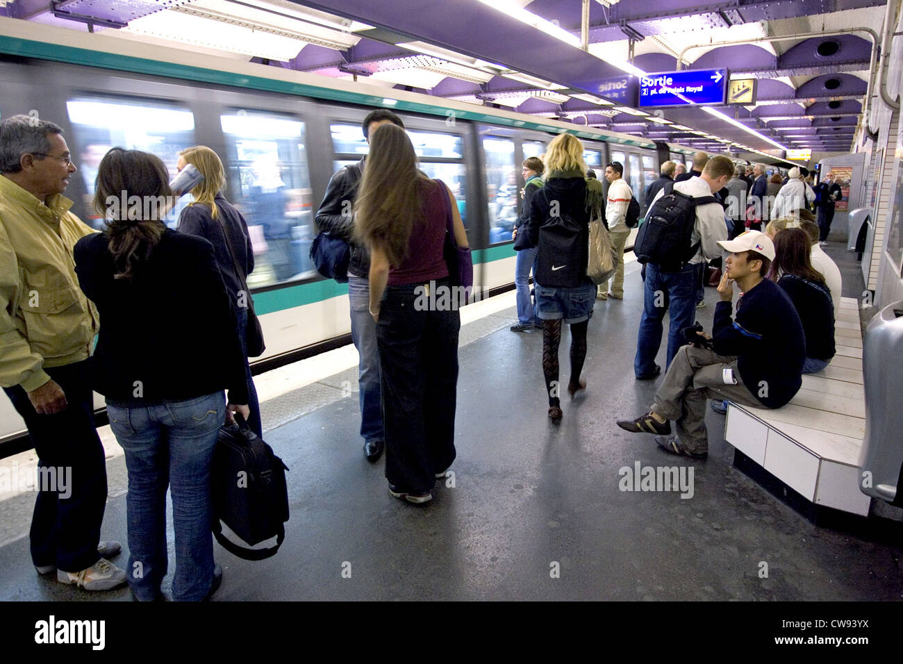 Métro parisien et passagers Banque de photographies et d’images à haute ...