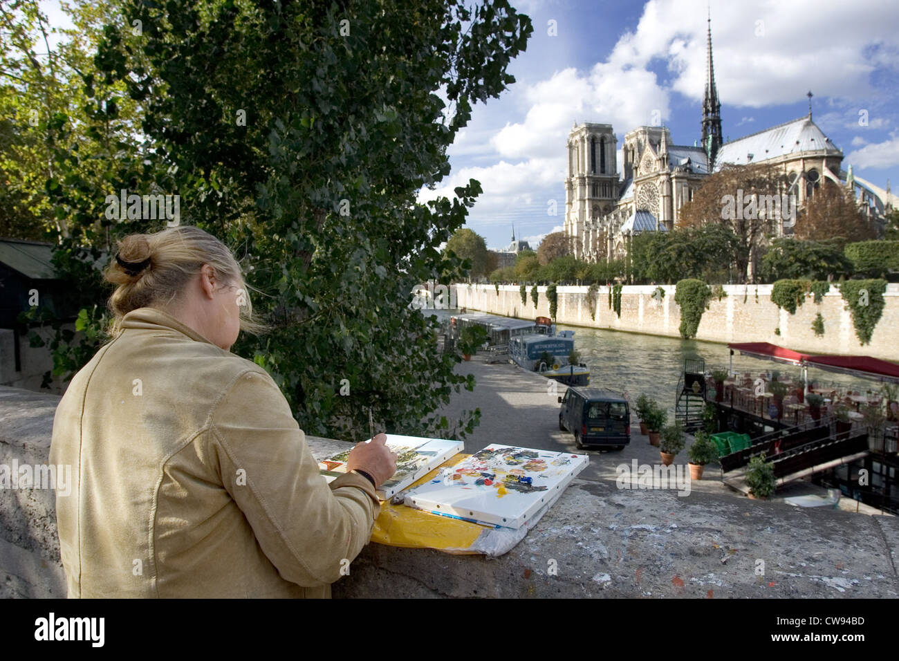 Paris, l'artiste peint l'église Notre Dame Banque D'Images
