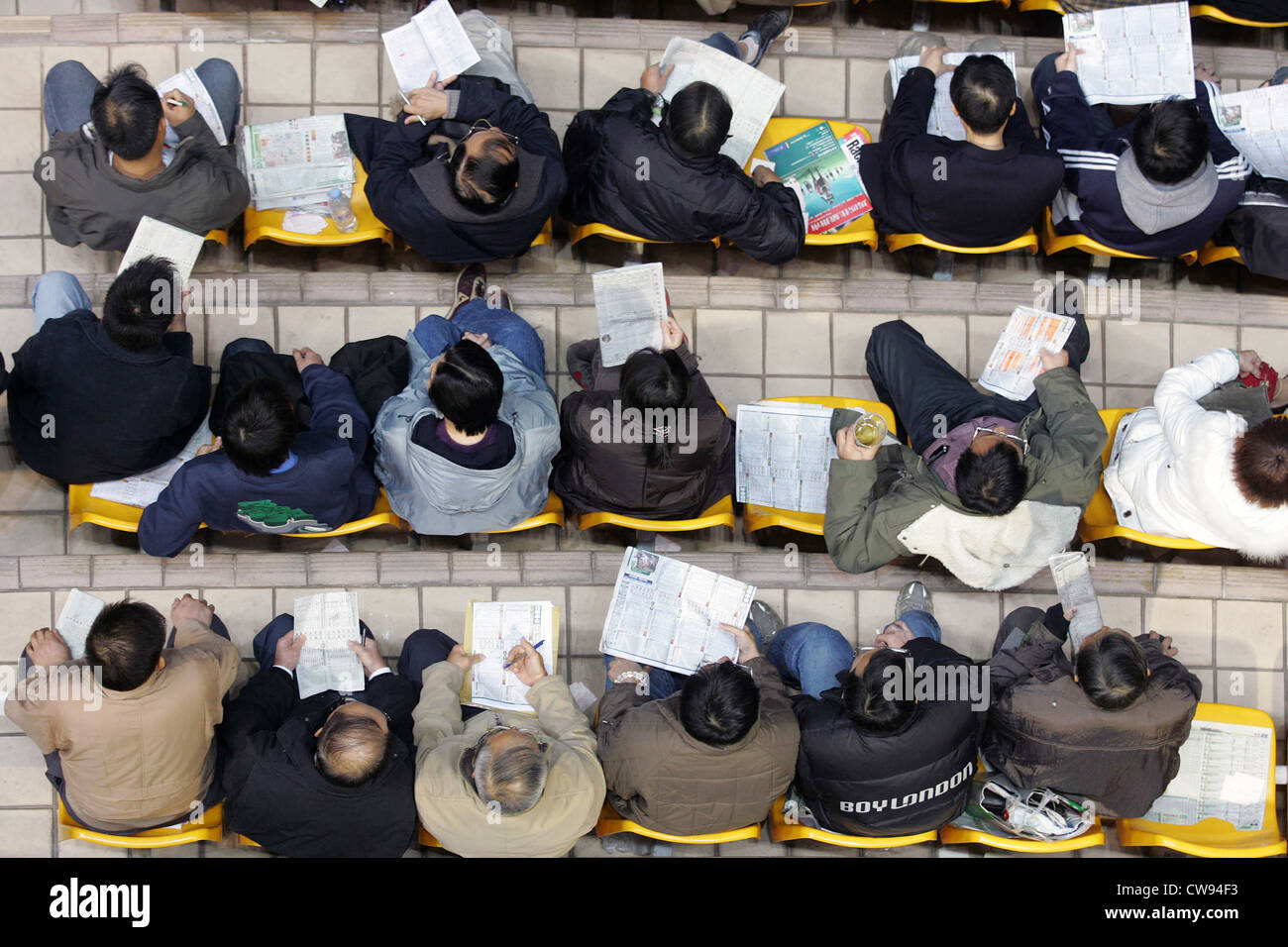 Hong Kong, les gens sont assis sur une tribune Banque D'Images