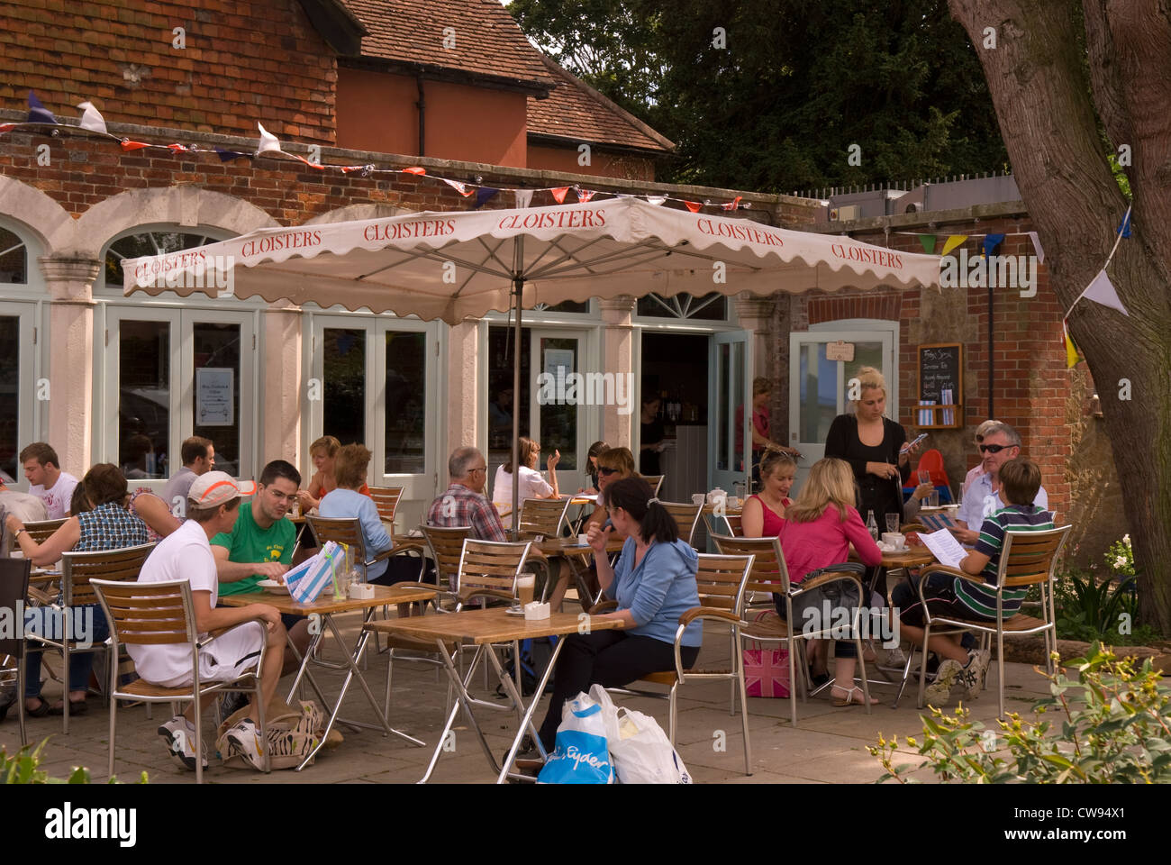 Diners en plein air au café de cloîtres, Petersfield, Hampshire, Royaume-Uni. Banque D'Images