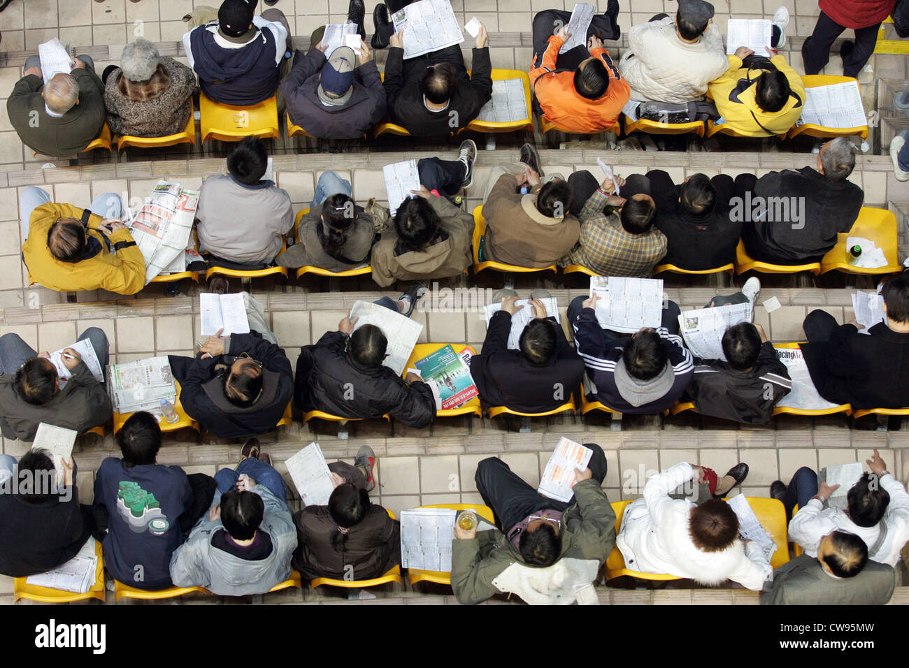 Hong Kong, les gens sont assis sur une tribune Banque D'Images