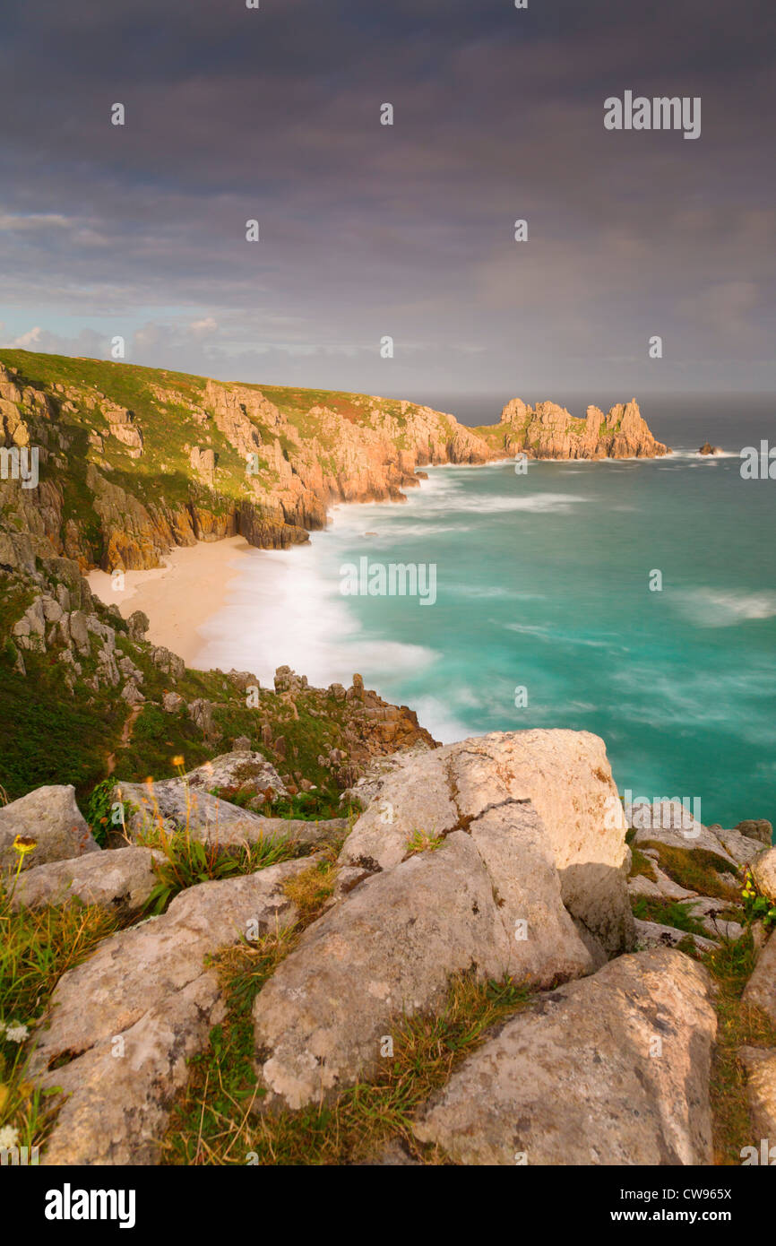 Logan Rock ; de Pendnavounder, Cornwall, UK Banque D'Images