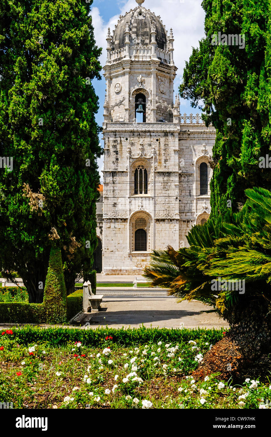 Le dôme distinctif sur la belle pierre blanche ornée de clocher 16ème siècle le Monastère de saint Jérôme, Lisbonne Belém Banque D'Images