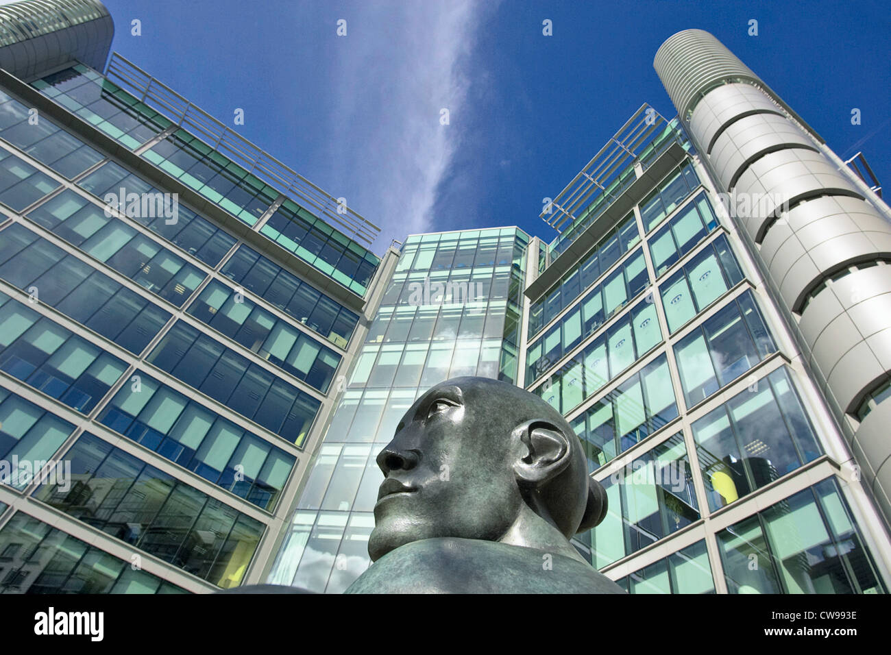 Office building statue moderne avec zone de régénération du bassin de Paddington, Londres, Royaume-Uni. Banque D'Images