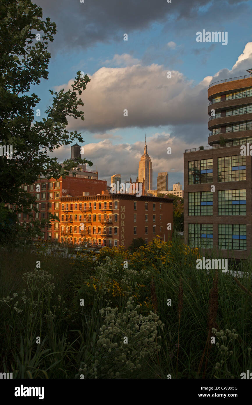 L'Empire State Building, de la ligne haute, une ancienne voie ferrée surélevée transformé en parc linéaire urbain. Banque D'Images