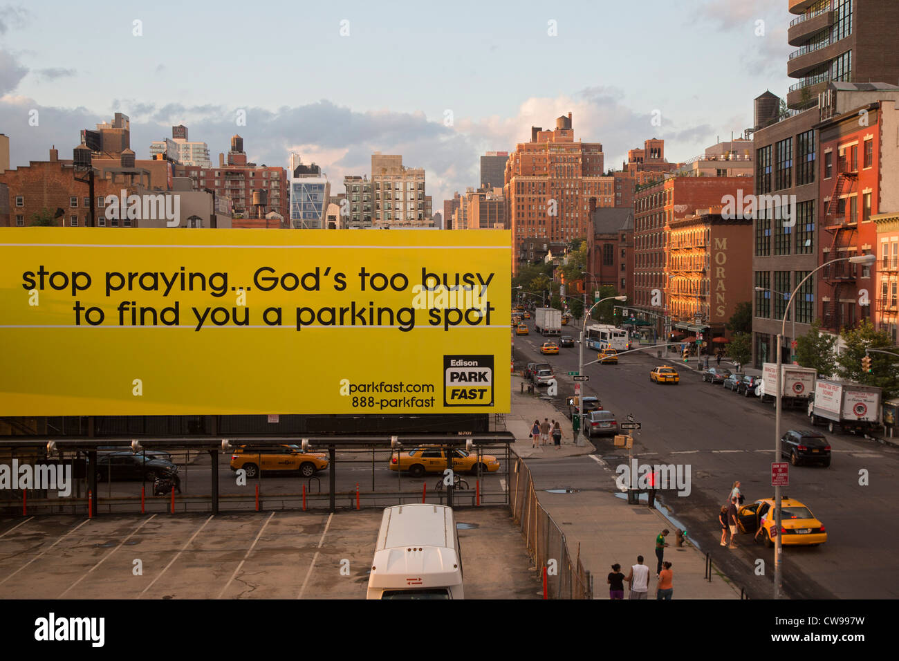 New York, New York - Une publicité pour la société de stationnement Park Fast sur la 10e Avenue à Manhattan. Banque D'Images