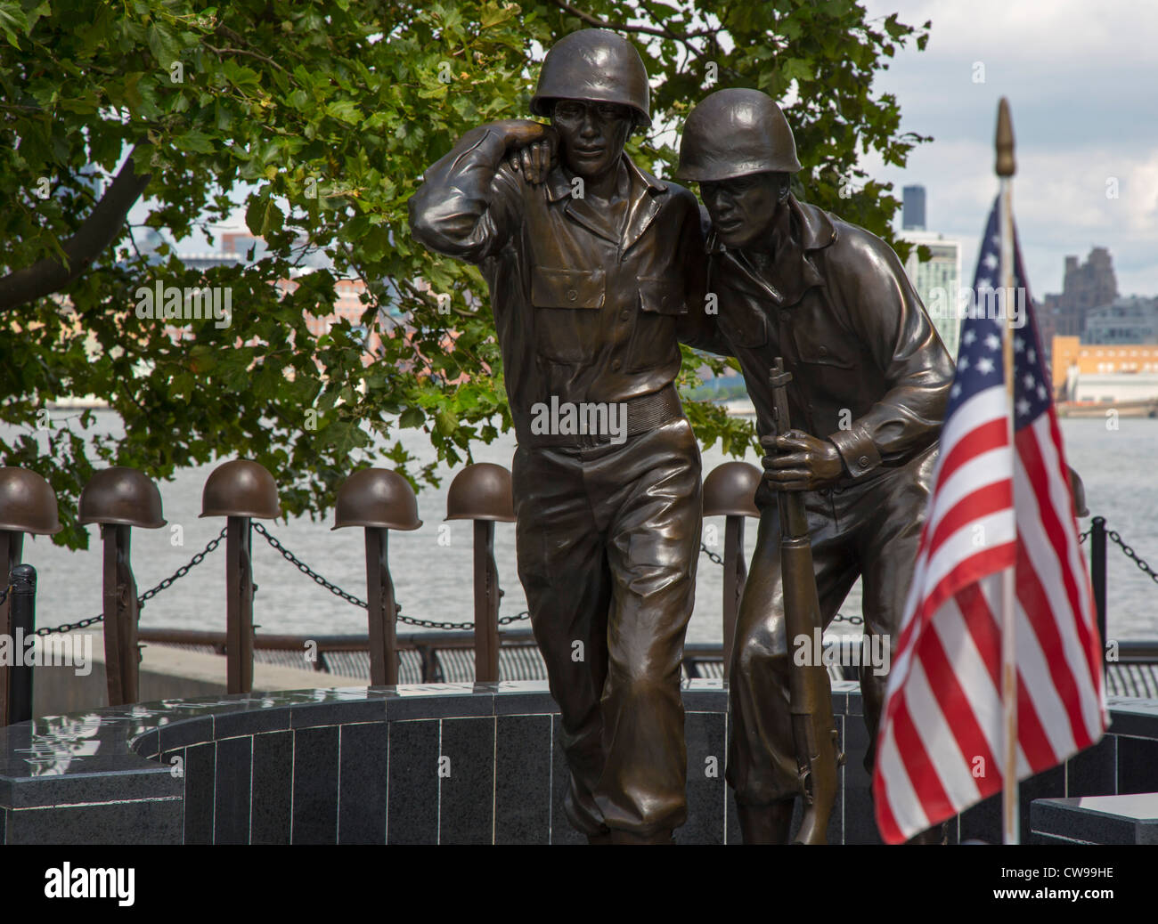 Hoboken, New Jersey - Le Hoboken World War II Memorial, au bord de l'autre côté de la rivière Hudson de New York. Banque D'Images
