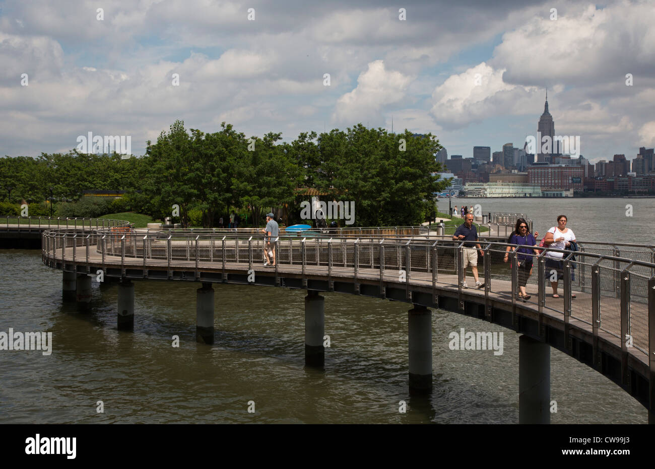 Hoboken, New Jersey - un parc au bord de l'autre côté de la rivière Hudson de New York. Banque D'Images