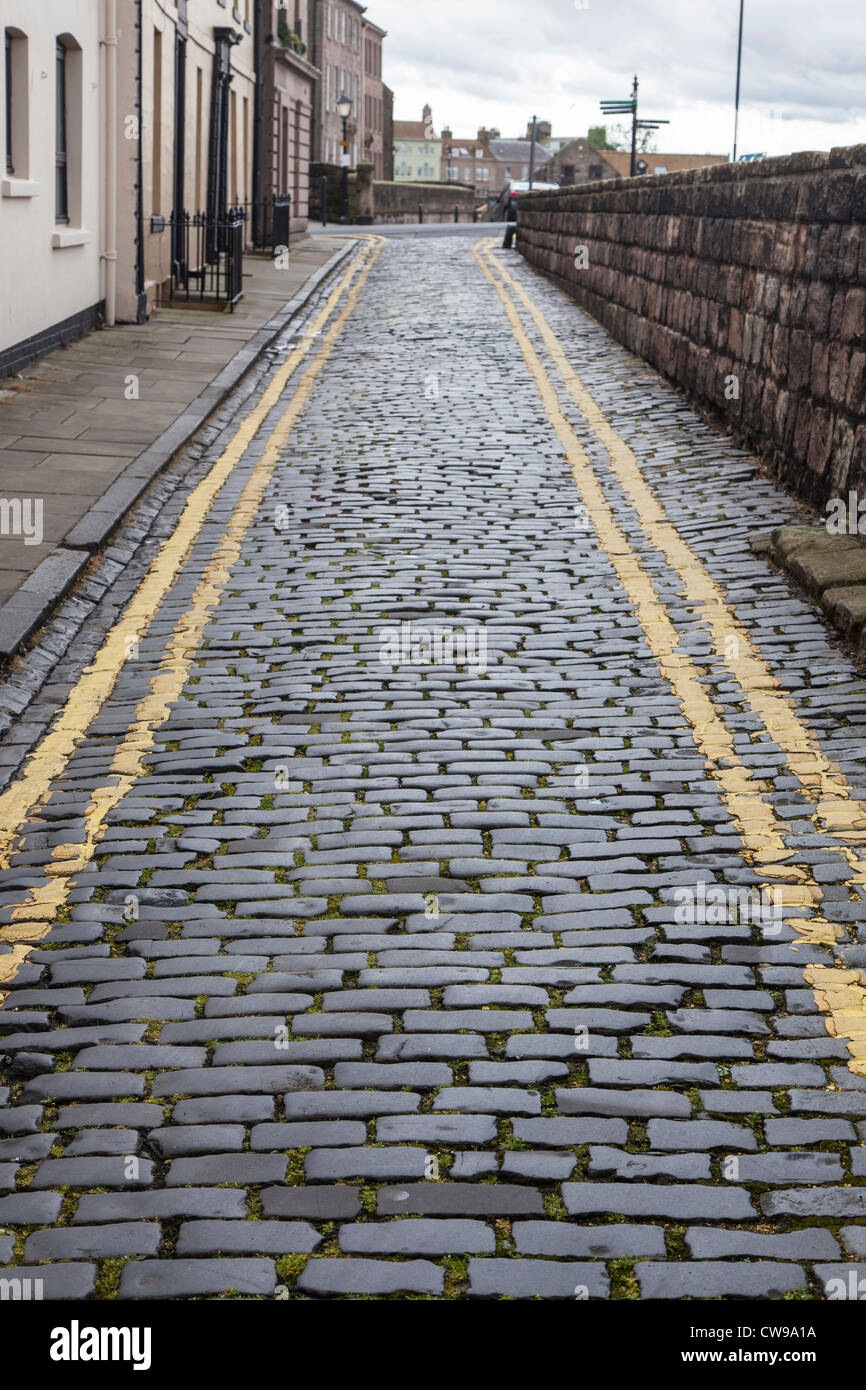 Rue pavées étroites à Berwick-upon-Tweed, avec double lignes jaunes Banque D'Images
