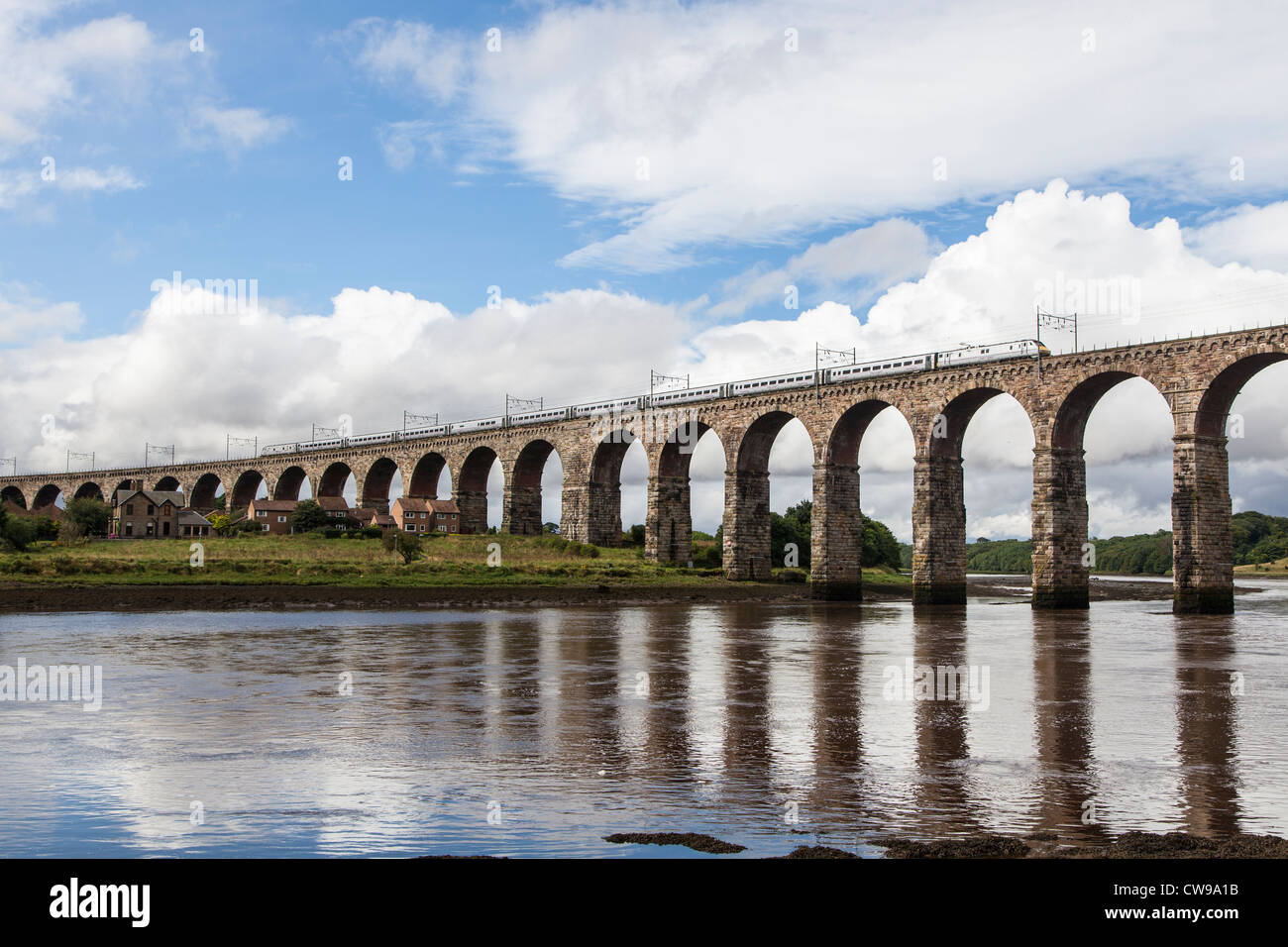 Pont frontière royale, Berwick-upon-Tweed, conçu par Robert Stevenson, transportant un train appartenant à l'East Coast Main Line Banque D'Images