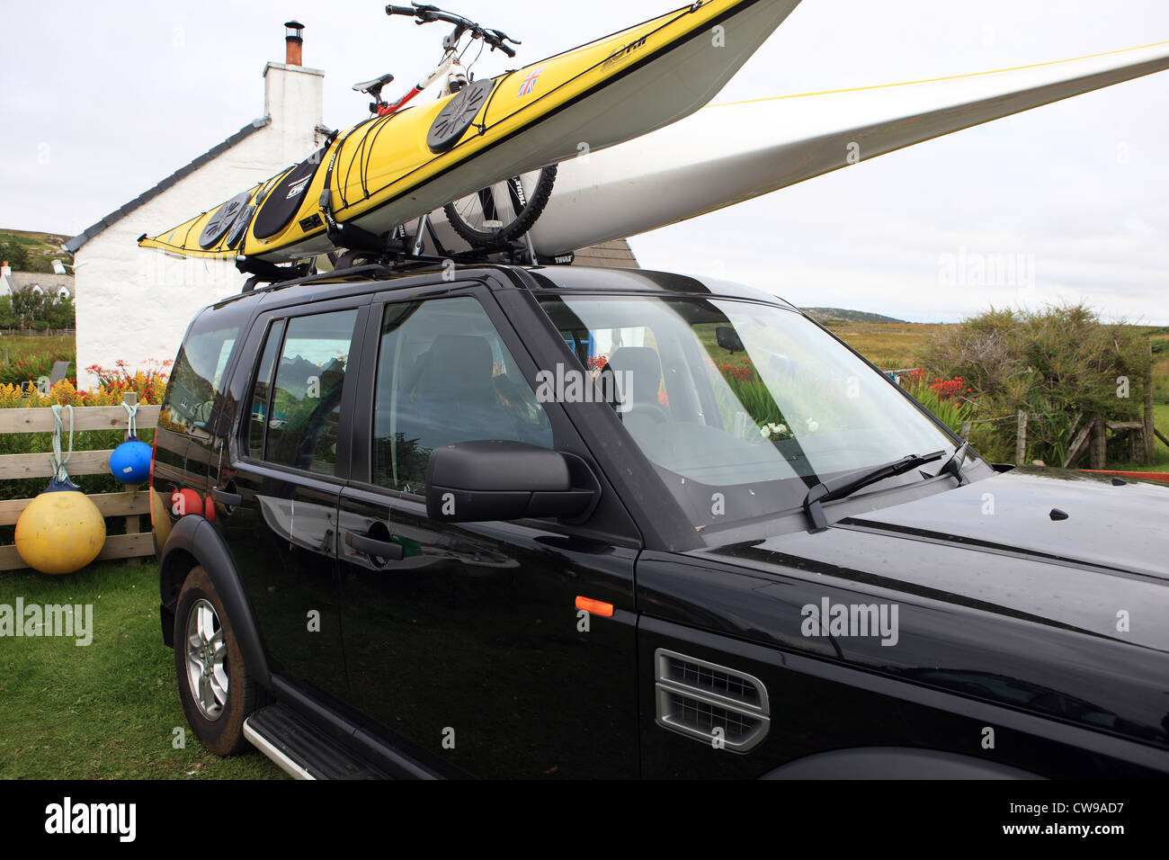 Land rover avec des kayaks et des vélos sur le toit Banque D'Images