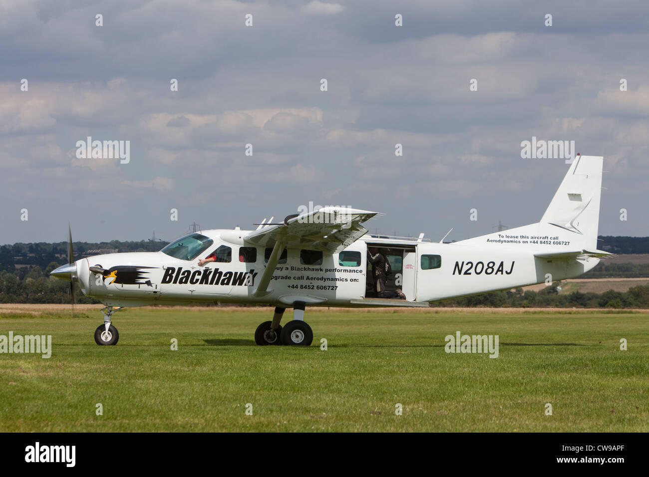 208 Cessna Grand Caravan, reg N208AJ, à l'aérodrome de Sibson, Peterborough, roulage avec une équipe de parachutistes à bord. Banque D'Images