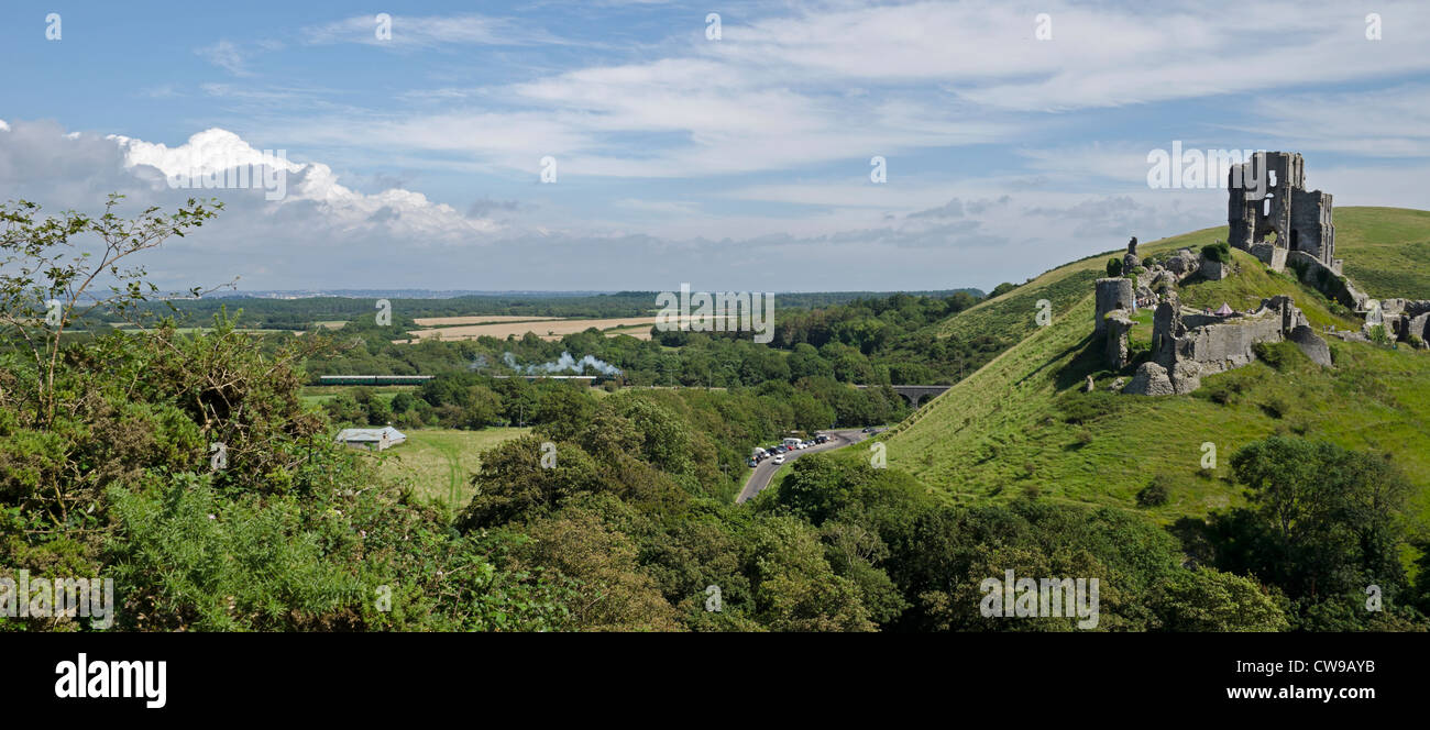 Château de Corfe swanage dorset paysage avec steam railway train Banque D'Images