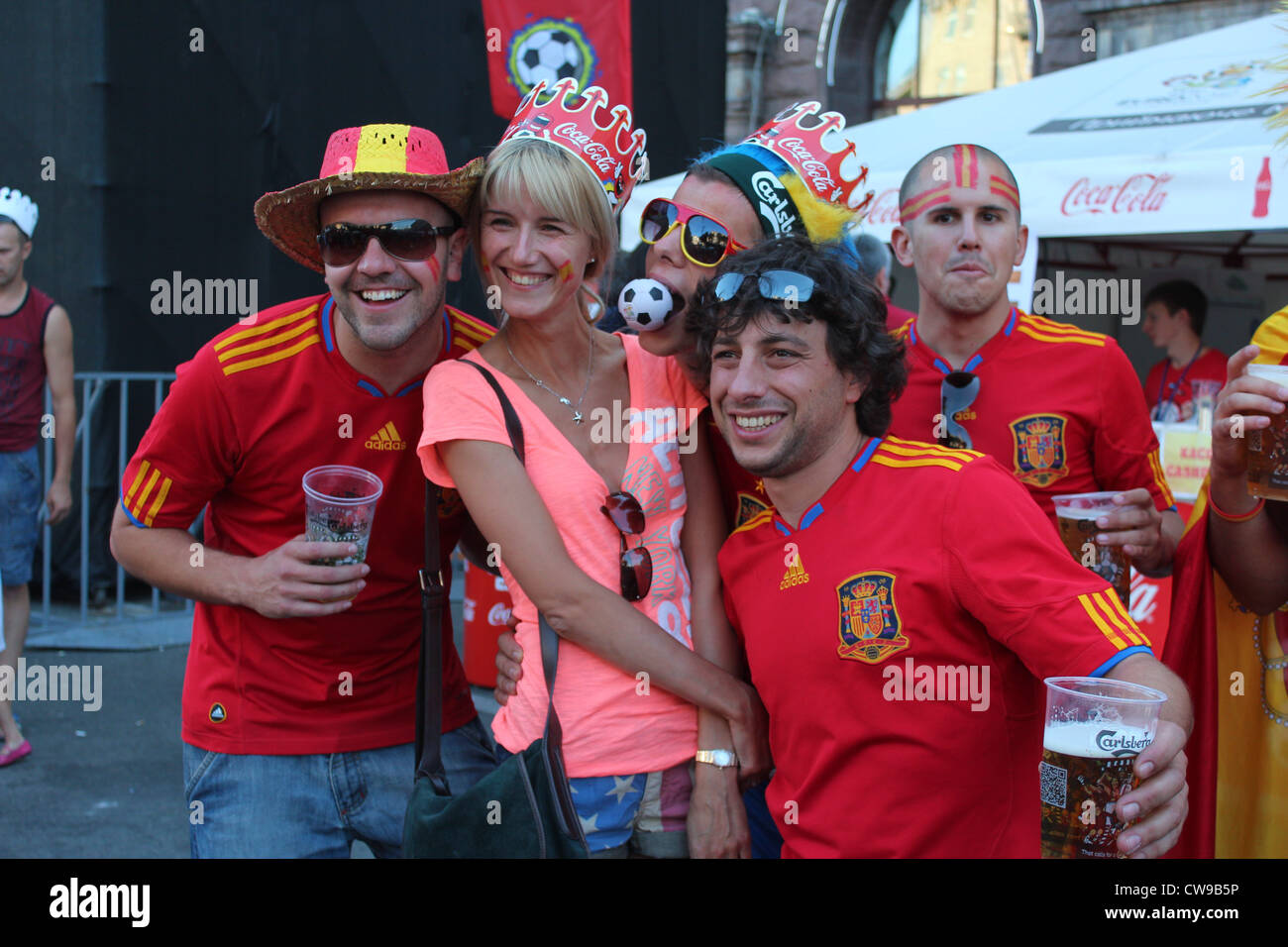 Des fans espagnols avec femme ukrainienne.Final. Kiev, Ukraine, d'Europe de Football 2012 Banque D'Images