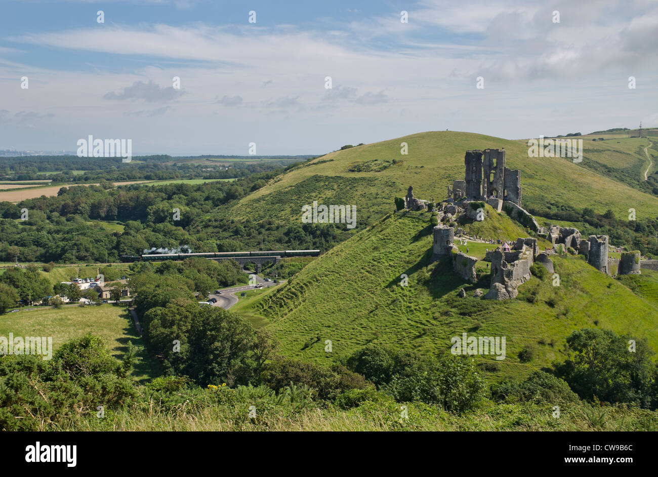 Château de Corfe dorset en paysage avec train à vapeur Banque D'Images